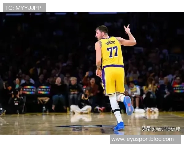 忙里偷闲的球迷时刻祖巴茨博格丹柯林斯齐聚观战洛杉矶FC比赛 忙里偷闲的球迷时刻祖巴茨博格丹柯林斯齐聚观战洛杉矶FC比赛