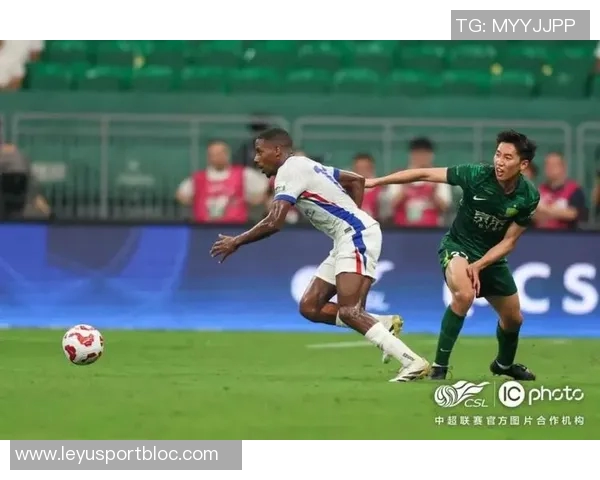 刘诚宇巧妙让球阿苏埃近距离射门被门将神奇扑出